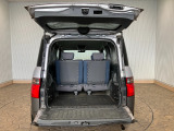 テールゲートを開ければ広いラゲッジスペースが姿を現します。人とモノが快適に移動できる空間って特別ですよね。ドライブがもっと楽しくなります。洗車用品などの小物を入れるスペースもございます。