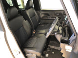 運転席の座面高さを調整できるシートリフターが付いています。フロントシートはベンチシートを採用で、座面も広く使い勝手もいいですよ♪
