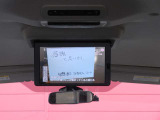 さらに、大画面11インチの後席モニター付きです。TVやDVDなどを見ながら家族でのお出かけがさらに楽しくなりますね(^^)! リモコンも付いています。
