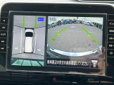 【アラウンドビューモニター】まるでクルマを真上から見下ろしたかのような視点で駐車をサポートします!クルマの斜め後ろや真横など、前後左右の4つのカメラの映像が合成されて、モニターに映し出されます。