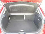 大型のスーツケースや、一般的なベビーカーが積み込める実用的な広さを備えたラゲッジルームです。後部座席を倒せばたくさんの荷物を積めるフラットなラゲッジスペースになります。