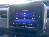 カーナビ付きです。カーナビの機能や保証につきましては、担当スタッフまでお尋ねください。