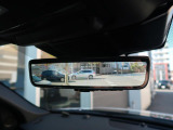 車体に装備したカメラによる後方映像が、ルームミラーに映し出されます。後席に人が座っていても、ラゲッジスペースに荷物を満載していても、車両後方の様子をはっきりと確認できます。