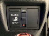 左側電動スライドドアは運転席からでも操作ができるように、ハンドル付近に開閉の操作スイッチが付いています。