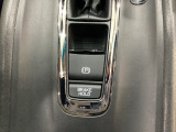 セレクトレバーの下に電子制御パーキングブレーキがあります。スイッチひとつで、停車した地点の傾斜などをシステムが検知・判断してブレーキ力を自動的に最適制御し、しっかり停車できるパーキングシステムです。