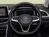 Volkswagen全車共通の上質な本革を使用した手触りのしっとりとしたステアリングです。唯一素肌が触れるハンドルは上位モデルと同じ握り心地になっております。