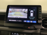 リバースギアに入れるだけで後方の表示へ切り替わります。夜間や雨の日の駐車も楽になりますよ。