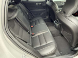 ◆後部座席/フロント同様、ラグジュアリーな雰囲気に包まれています。静粛性も高く、コミュニケーションも円滑に◎