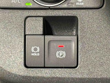 指先だけで簡単に操作が可能な電動パーキングブレーキを採用。「HOLD」スイッチを押すと、渋滞や信号待ちなどでブレーキペダルから足を離しても、ブレーキを保持するので安心です