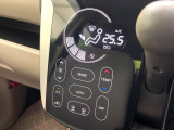 【オートエアコン】一度お好みの温度に設定すれば、車内の温度を検知し風量や温度を自動で調整。暑い&hellip;寒い&hellip;と何度もスイッチ操作をする必要はありません。快適な車内空間には必須の機能ですね♪