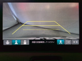 バックでの車庫入れも安心です! リアカメラが付いているバックモニター付のナビディスプレーを装備しております。操作線もついており距離感も画面から確認できます。