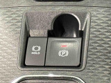 指先だけで簡単に操作が可能な電動パーキングブレーキを採用。「HOLD」スイッチを押すと、渋滞や信号待ちなどでブレーキペダルから足を離しても、ブレーキを保持するので安心です