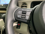 ステアリングにオーディオ操作スイッチが付いています。オーディオ画面に直接タッチしなくても操作が出来ますので、運転に集中できます。