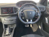 快適なショールームにて、お車選びのお手伝いから、ご購入後の整備待ちまで、ご対応致します。