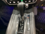 CVT車のセレクトレバーです。低速から高速まで、変速ショックのないスムーズな走りと、エンジン効率のよい領域を維持して燃費にも貢献します。