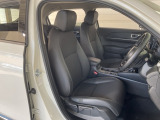 肘掛けとシートヒーター装備のフロントシートで長時間でも快適ドライブ!