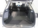 【トランクスルー機構】後席を前に倒してトランクルームとつなげ、長尺物の収納を可能にするトランクスルー機構も備えています。