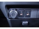 始動直後から温まるシートヒータースイッチと12V/120Wのアクセサリーソケットが配置されています。