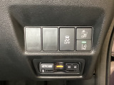 Hondaセンシング用の、VSA解除と路外逸脱抑制機能などのオンオフスイッチはハンドルの右側に装備しています。その下にETC2.0がついています。高速道路の料金所の通過も楽々です。