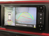 パノラミックビューモニター付きです。車両を上から見たような映像をナビゲーション画面に表示。運転席からの目視だけでは見にくい、車両周辺の状況をリアルタイムでしっかり確認できます。