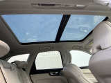 ◆サンルーフ/UVカット仕様の電動パノラマガラスサンルーフ。澄みきった青空を車内に取り入れ、爽快感あふれる毎日に
