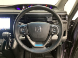 ハンドルにHondaセンシング系のクルーズコントロールやレーンキープアシストなどのスイッチと、オーディオの操作スイッチが装備されています。ハンドルから手を離さず安全に操作できます。