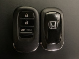 スマートキーを装備しています。鍵を差し込むことなくドアロックの開け閉めと、スタートボタン操作でのエンジンスタートができます。ボタン操作でトランクが開けられる電動テールゲートのボタンもついています。