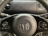 ハンドルにHondaセンシング系のクルーズコントロールやレーンキープアシストなどのスイッチと、オーディオの操作スイッチが装備されています。ハンドルから手を離さず安全に操作できます。