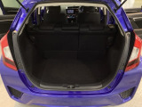 ラゲッジも広く使いやすいトランクは、開口部も広く荷物の積み下ろしもしやすいお車となっております。リアシートの背もたれは6:4の割合で分割して可倒できるので、長いお荷物などを載せることもできます。
