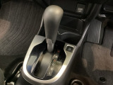 CVT車のセレクトレバーです。低速から高速まで、変速ショックのないスムーズな走りを実現するとともに、エンジン効率のよい領域を維持することで燃費にも貢献します。