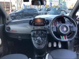 イタリア車ならではの美しさ、走りへのこだわりを感じるインテリアデザイン!