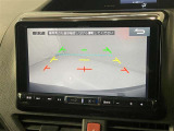 車庫入れなど後進運転時に死角をモニターで確認ができて安全です♪ ステアリング操作の参考になるガイド線も表示しますので車庫入れがニガテな方も安心ですネ!