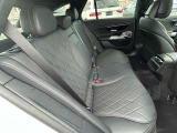 メルセデスのシートは、少し硬めになっております。長時間の運転の際、適度な反発があることで、お尻や腰の負担を減らす効果がございます。