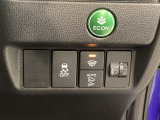 ハンドルの右側にはヘットライトリベライザーとVSA(ABS+TCS+横滑り抑制)の解除スイッチがついています。ヘッドライトリベライザーは道路状況や積荷の加重に応じてライトの高さを調節できます。