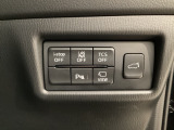 安全装置のスイッチは運転席パネル右下に集約されています。任意で切り替え可能なため状況に合わせてお使いください。