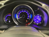 真ん中にスピードメーターを配した、見やすい3眼メーターになっています。右側のインフォメーション画面でオドメーターや燃費などの情報を確認できます。