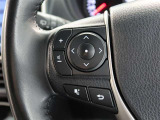 便利なステアリングスイッチ付きでナビに目をやらなくても音量調整等が可能です。