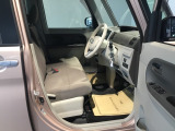 【ベンチシート】運転席と助手席の移動もスムーズ!狭い駐車場での乗り降りや、お子様の乗り降りにも便利です。座席の間にコンソールボックスやドリンクホルダーがないため、車内空間が広く感じます。