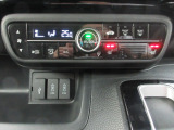 オートエアコンは操作が楽々♪フロント左右シートヒーターも装備しています。USBジャック付きです。