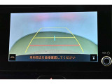 バックガイドモニター(バックモニター)付き。車両後方の映像をナビ画面に表示し、駐車などの後退操作をサポートします。