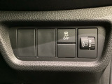 ハンドルの右側にはヘットライトリベライザーとHondaセンシング用のVSA解除スイッチなどがついています。ヘッドライトリベライザーは道路状況や積荷の加重に応じてライトの高さを調節できます。