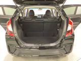 ラゲッジも広く使いやすいトランクは、開口部も広く荷物の積み下ろしもしやすいお車となっております。リアシートの背もたれは6:4の割合で分割して可倒できるので、長いお荷物などを載せることもできます。