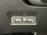ハンドルの左下にETCがついています。高速道路の料金所の通過も楽々です。 カードの取り出しもしやすい場所についています。