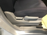 手動のレバーを使って、シートの高さや背もたれの角度を変えることができます。