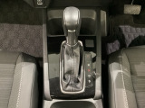 CVT車のセレクトレバーです。低速から高速まで、変速ショックのないスムーズな走りと、エンジン効率のよい領域を維持して燃費にも貢献します。サイドブレーキはスイッチ操作の電子制御パーキングブレーキです。