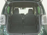 2列目シートを倒すことで、大変広いラゲッジスペースとなります。大きな荷物を積んだりと様々な用途にご利用いただけます。