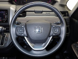 ハンドル左側にはオーディオ操作が出来るオーディオリモートコントロールスイッチ、右側にはHonda SENSINGとオートクルーズコントロールのスイッチを装備!
