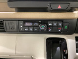 セレクトレバーの左上にオートエアコンがついてますので簡単操作で快適に過ごせます。シートヒータースイッチ内蔵で前席の左右別々に2段階で温度設定ができます。