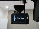 運転記録を残すドライブレコーダー。リアカメラ付きで後方録画もできます。