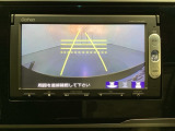 バックでの車庫入れも安心です! リアカメラが付いているバックモニター付のナビを装備しております。操作線もついており距離感も画面から確認できます。